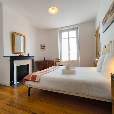 Appartement, 2 Chambres, Spacieux Et Plein De Charme A 5 Min Du Centre Apartment *