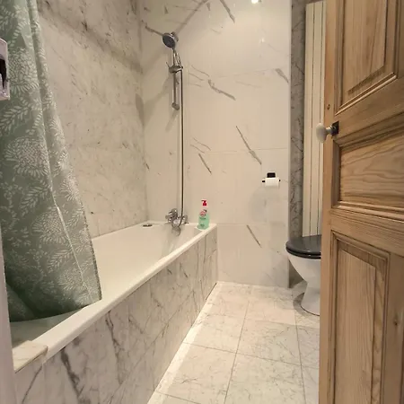 Appartement, 2 Chambres, Spacieux Et Plein De Charme A 5 Min Du Centre *